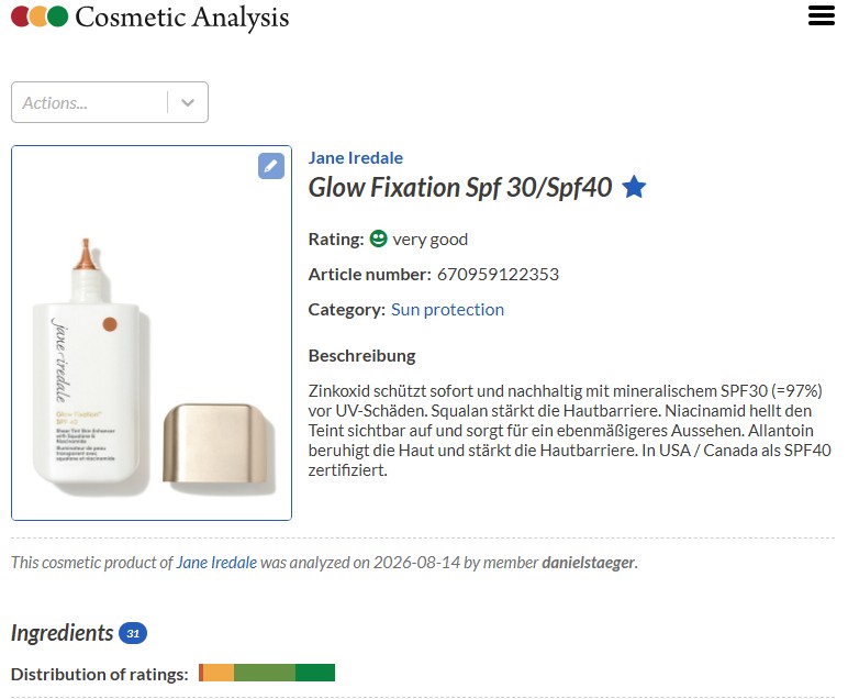 Weiße, eckige Flasche der Jane Iredale "Glow Fixation SPF 30" Tagescreme mit Pumpverschluss steht aufrecht. Daneben liegt der gold-bronzefarbene metallische Schraubdeckel. Getönte Creme für dunkle Hauttöne.