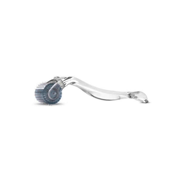 Microroller trasparente con impugnatura leggermente ricurva e testina cilindrica, densamente ricoperta di sottili aghi in acciaio inox per tecnologia a microaghi. Per assorbimento percutaneo in mesoterapia, uso serale.