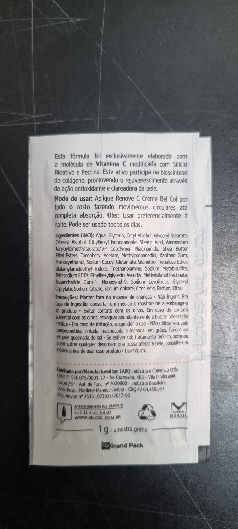 Sachet d'essai blanc de la crème BelCol Renove C sur fond foncé. Inscription en portugais indiquant le mode d'emploi, la composition et les consignes de sécurité. En bas : « 1 g - amostra grátis » et « Made in Brazil ».