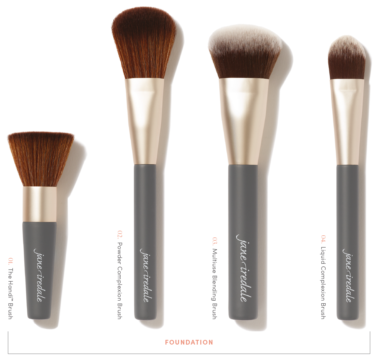 Quattro pennelli da trucco jane iredale di alta qualità su sfondo chiaro, da sinistra a destra. Manici grigi, fusti in metallo dorato, setole morbide marroni o bianche/marroni. Pennello da cipria, sfumatura e fondotinta liquido.