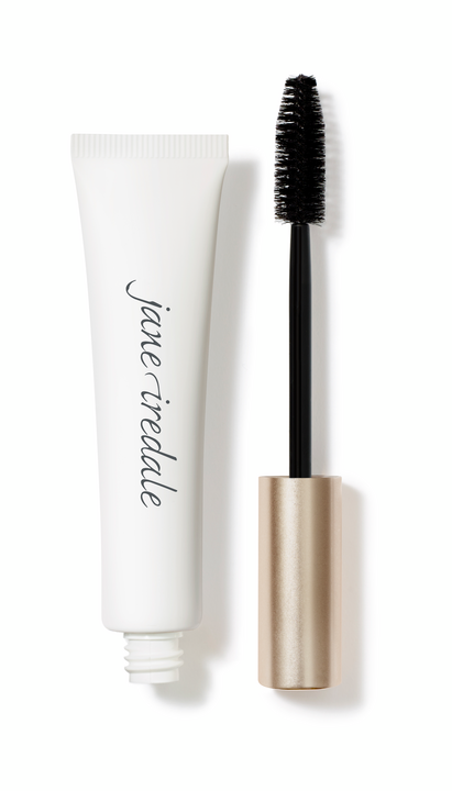 Jane Iredale Black Ice Mascara in matter, weisser Tube mit Aufschrift „jane iredale“ und separatem Bürstchen. Dicht besetzte, schwarze Borsten und glänzender, goldener Griff für lange, vollere Wimpern.