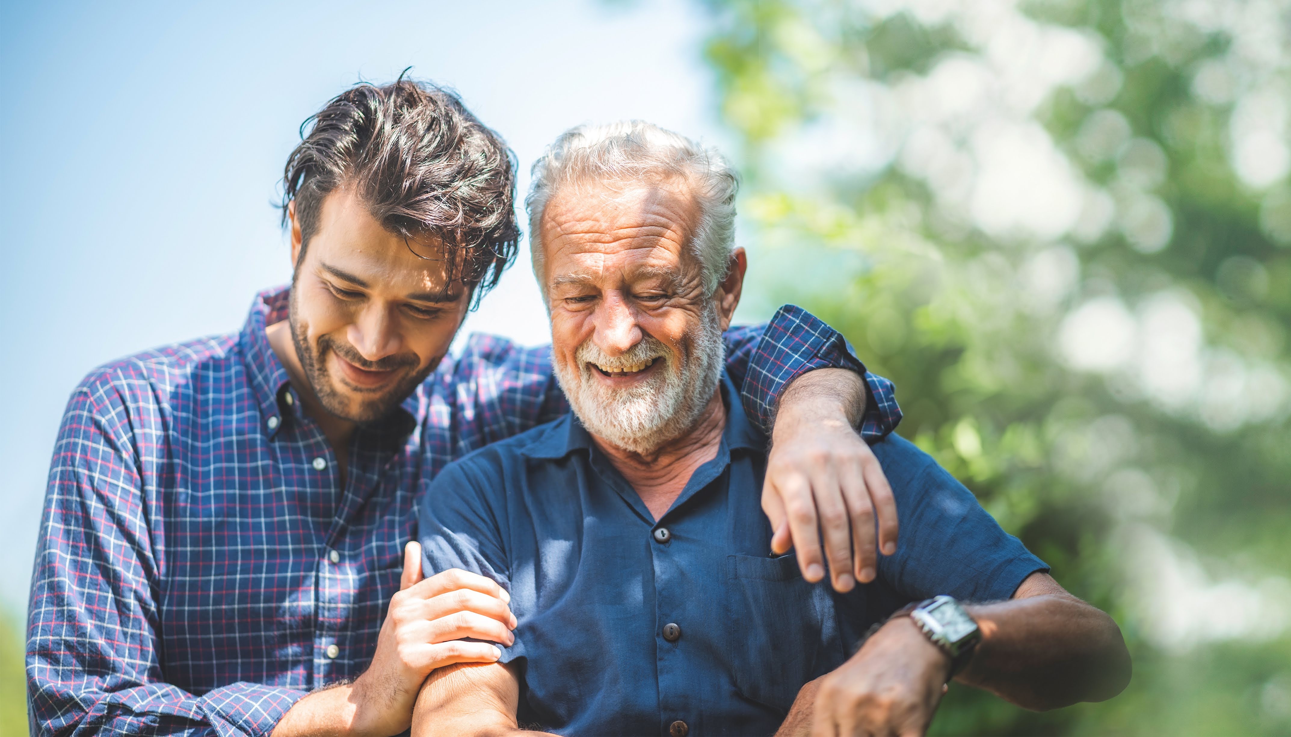 zwei Männer, umarmung, blaues Hemd, freizeitkleidung, im Freien