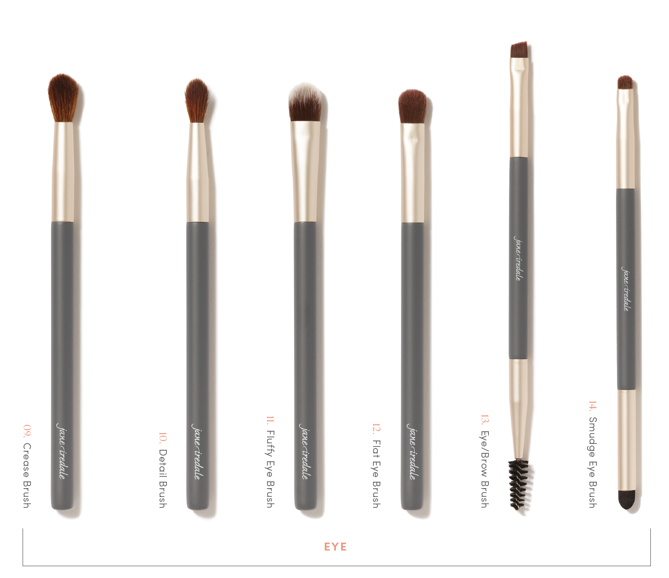 Sette pennelli trucco occhi, da sinistra: piega, dettagli, Fluffy Eye, Flat Eye, Eye/Brow e Smudge Eye. Tutti con manico grigio scuro, fusto dorato e setole marroni o nere. Eye/Brow: doppio lato, angolato+spoolie.