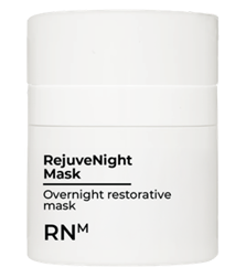Zylindrischer, matter, weißer Tiegel eines Hautpflegeprodukts, ideal für die Nachtpflege mit Retinol. Vorne schwarze Schriftzüge "RejuveNight Mask", darunter "Overnight restorative mask" sowie die Abkürzung "RNM". Schlichtes, modernes Design.
