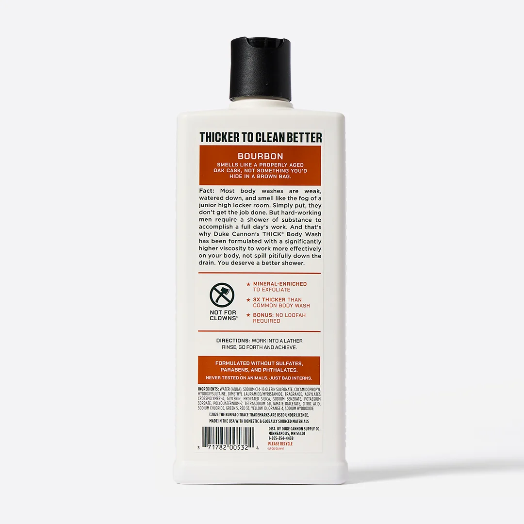 Dos d’un flacon blanc de gel douche DUKE CANNON Thick Body Wash Bourbon, bouchon à rabat noir. Étiquette : gel douche concentré, 3 fois plus épais, minéraux exfoliants, sans éponge végétale. Sans sulfate/parabène/phtalate. Code-barres en bas.